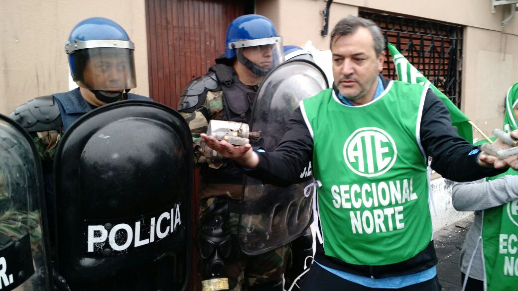 URGENTE: Policía reprime con dureza a trabajadores en Cordero