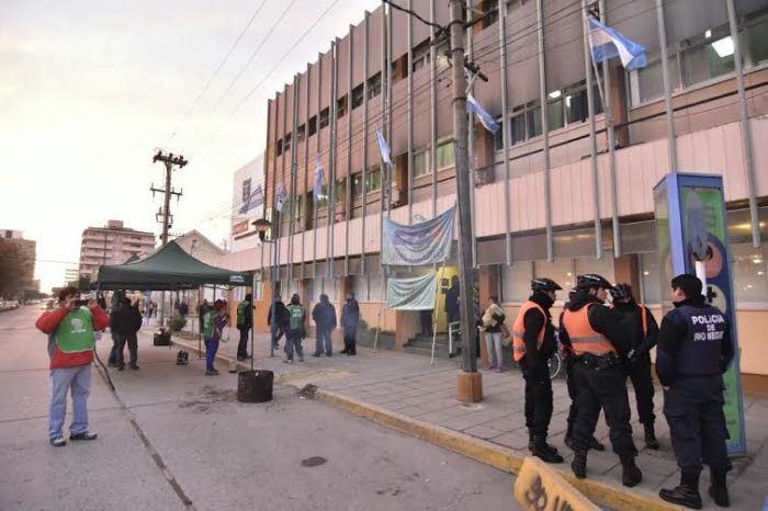 Urgente: Con una fuerte presencia policial, el municipio de Roca cierra sus puertas e impide asamblea de trabajadores
