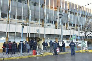 Trabajadores municipales en el comienzo de la jornada de protesta del día de ayer en las puertas de la Intendencia .FOTO:  Cortesía Patagonia-Fotopress 