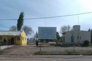 Sobre la izquierda el nuevo Centro de Atención Primaria de Salud de Colonia Fátima. A la derecha se ve el viejo edificio.