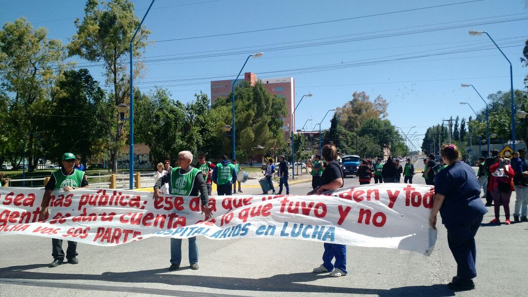 Hospitalarios de Roca protestan demandando el pago de Guardias y Horas Extras