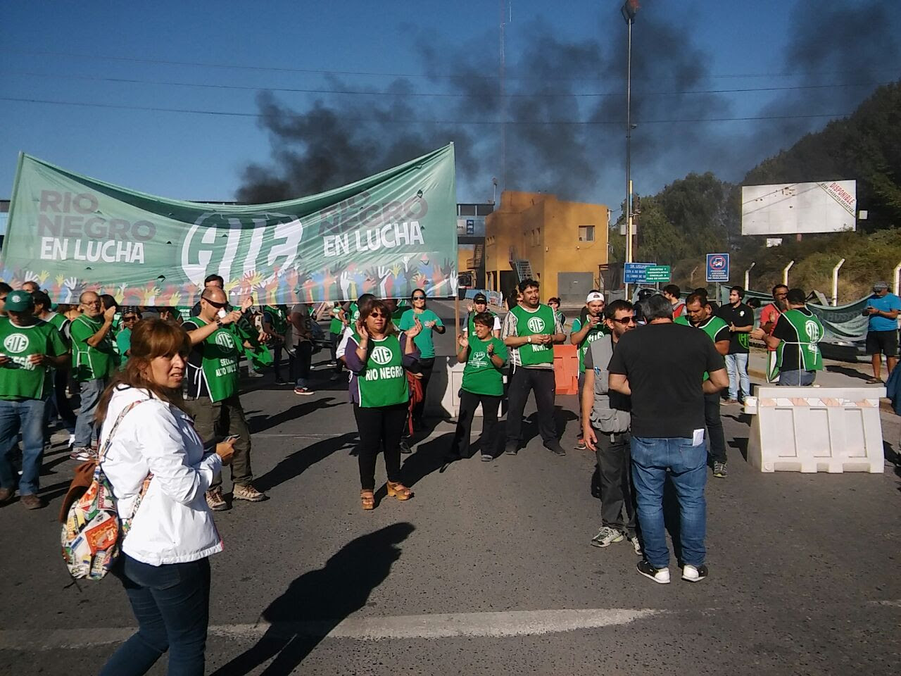 Salarios: ATE ya bloquea los puentes carreteros Cipolletti/Neuquén y protesta en toda la provincia