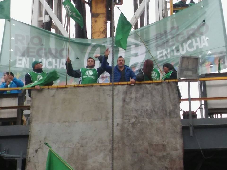 Fotogalería: ATE bloquea pozos de petróleo y gas en Río Negro