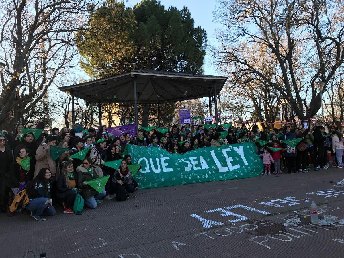 Mujeres de ATE y CTA Autónoma de Río Negro participaron del pañuelazo en Viedma