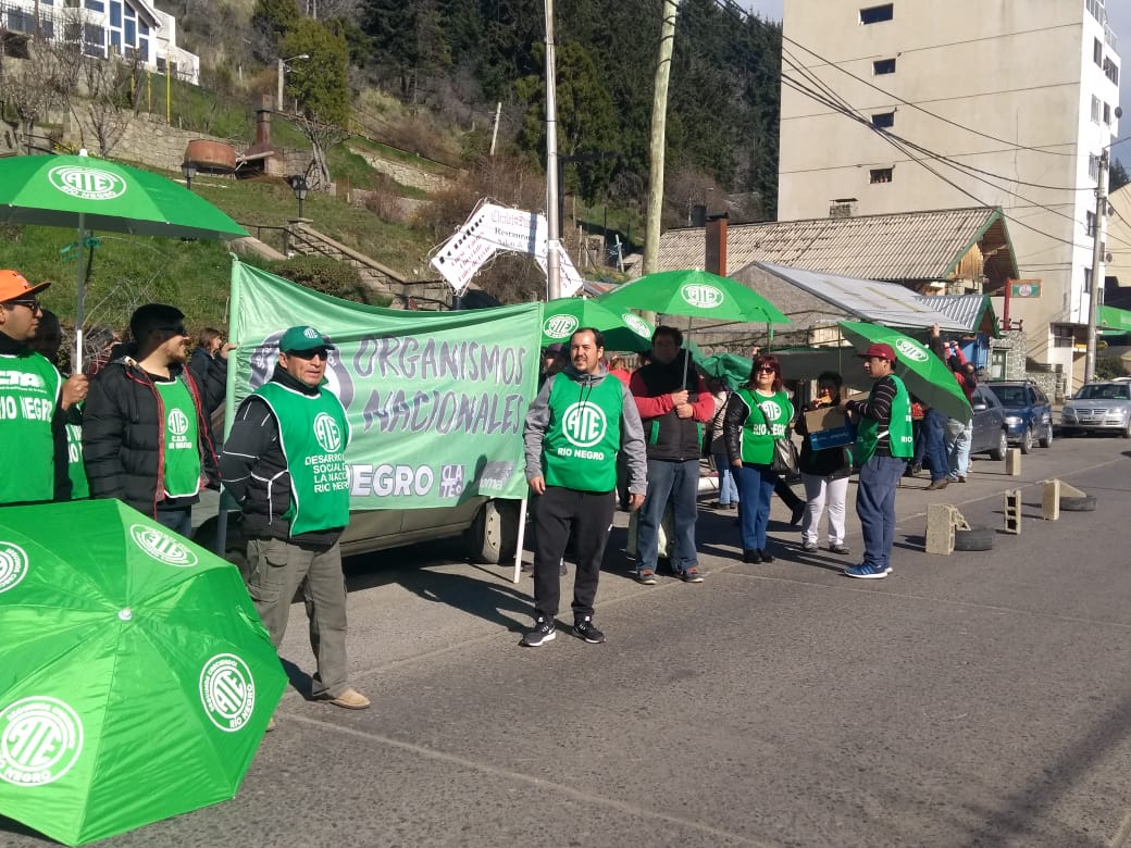 Bariloche | Contra los despidos ATE realizó feria de agricultores en las puertas de la SAF 