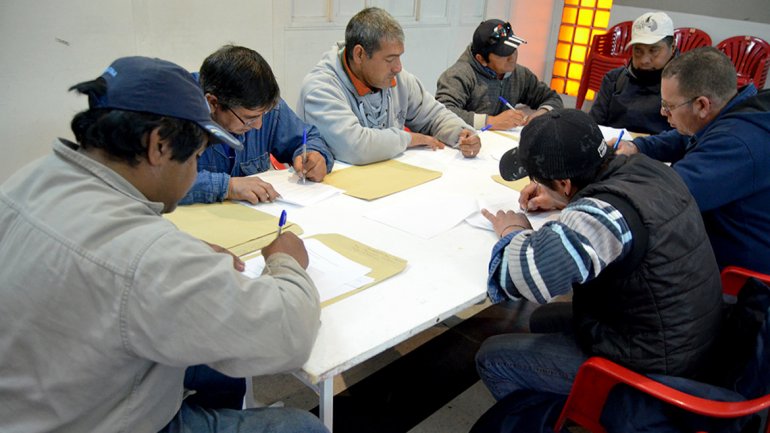 Beltrán : Un centenar de empleados rinde examen para pasar a planta