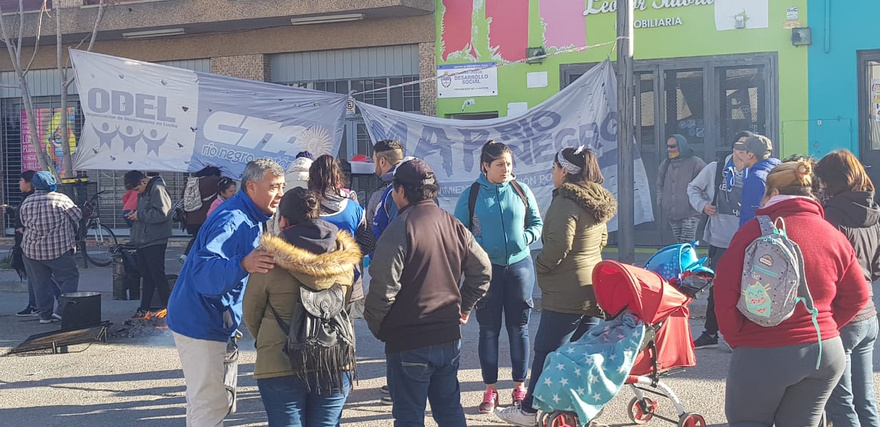 AHORA | Movimientos sociales de CTA protestan y denuncian discriminación en la distribución de asistencia