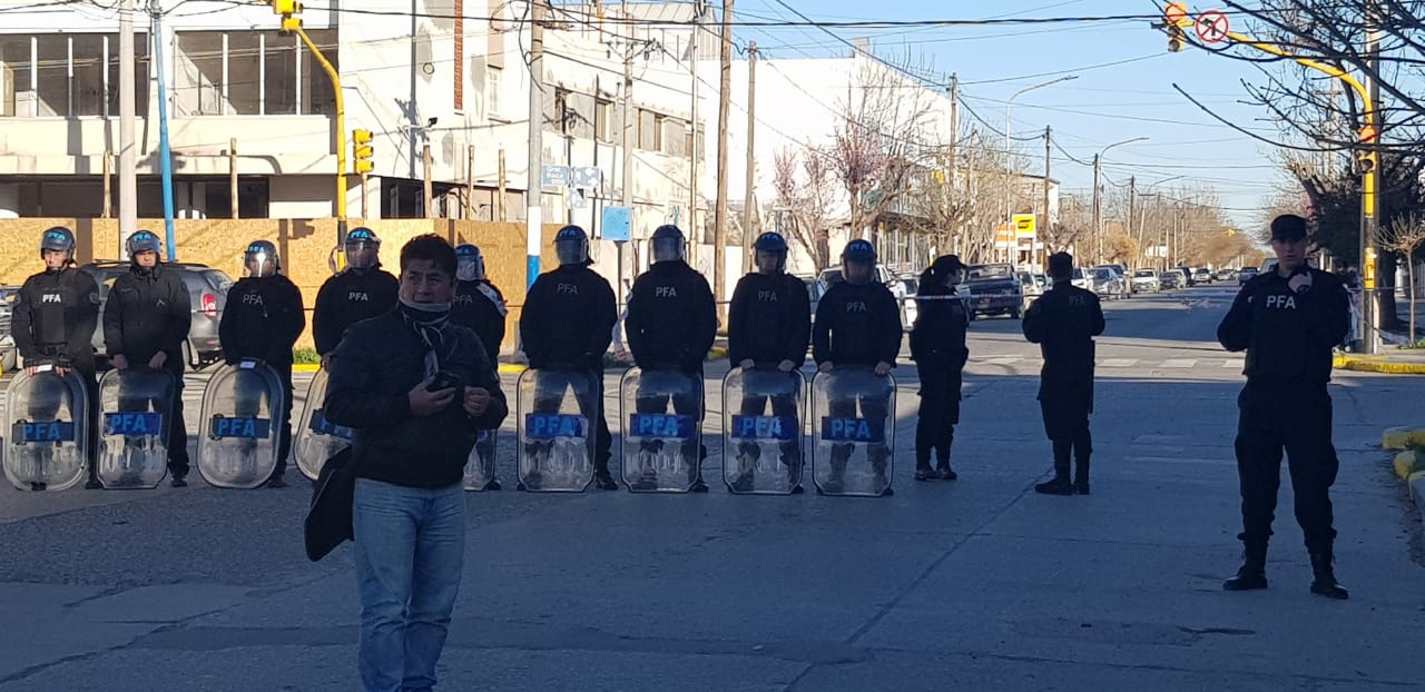 URGENTE | Policía Federal amenaza con reprimir a desocupados de la CTA
