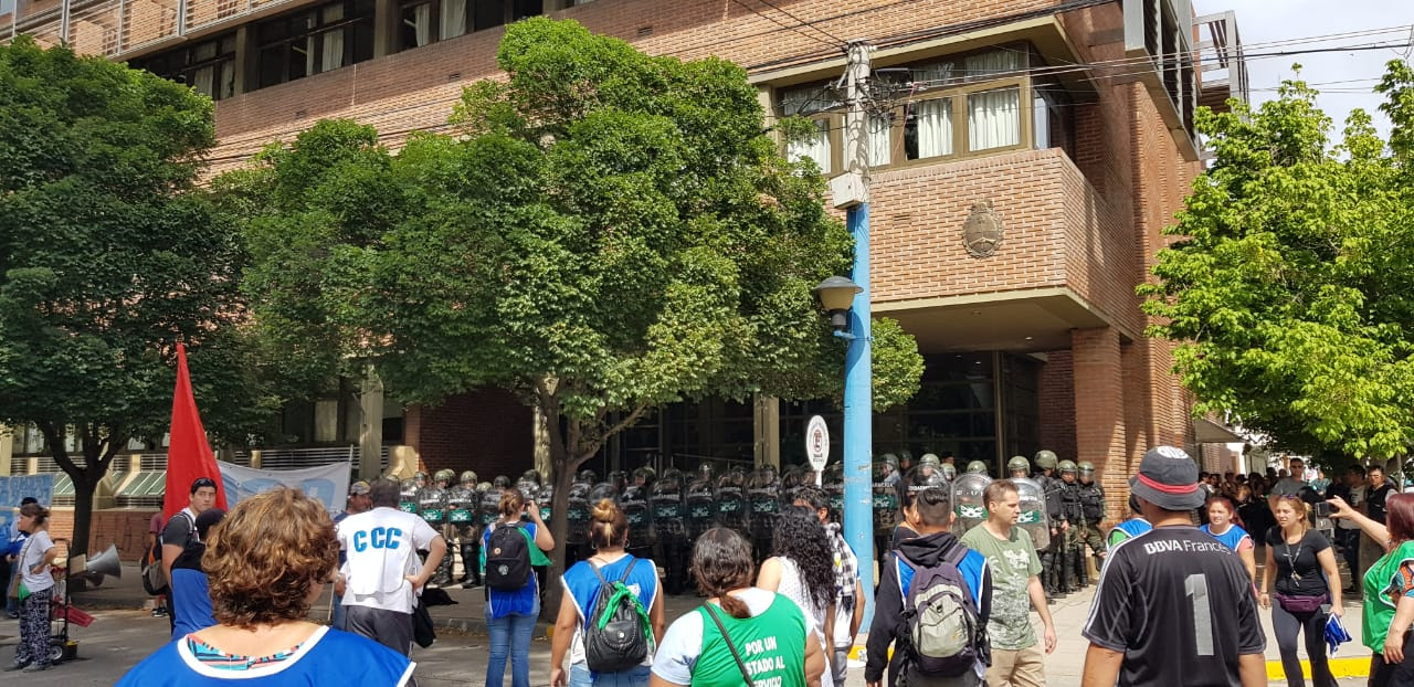 Roca | La Justicia criminalizó a la CTA por resistir una represión en la Universidad de Río Negro