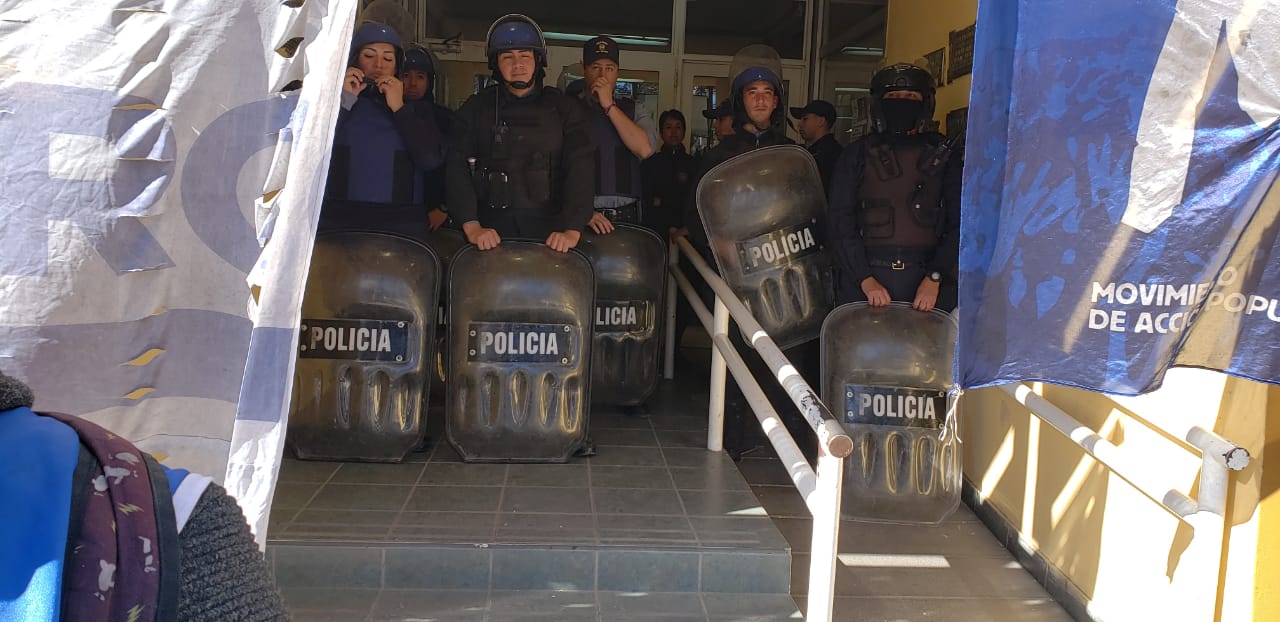 Roca | Policía provoca a manifestantes y Soria blinda el municipio