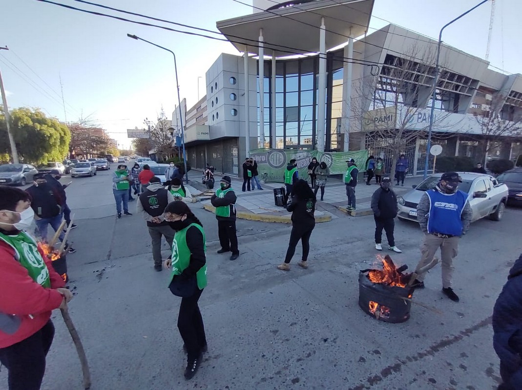 URGENTE | ATE protesta en la sede de PAMI en General Roca
