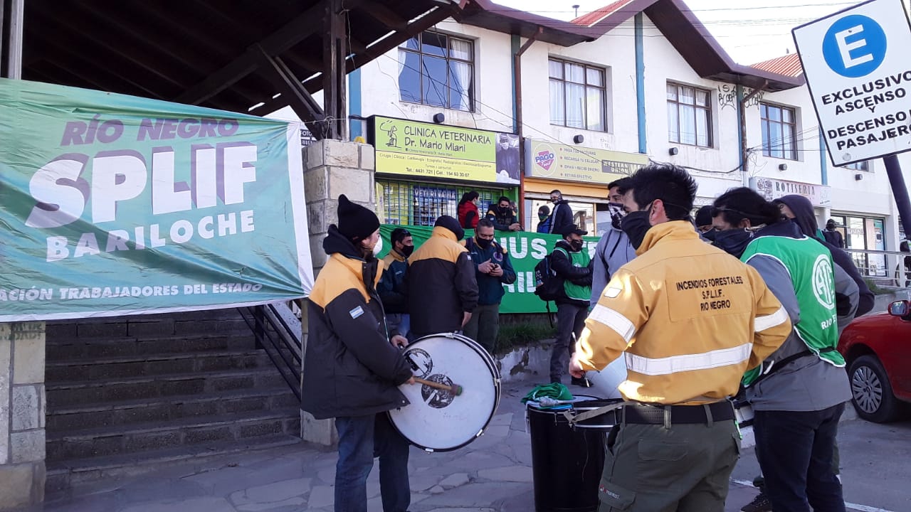AHORA | ATE SPLIF protesta en el Centro Administrativo en Bariloche