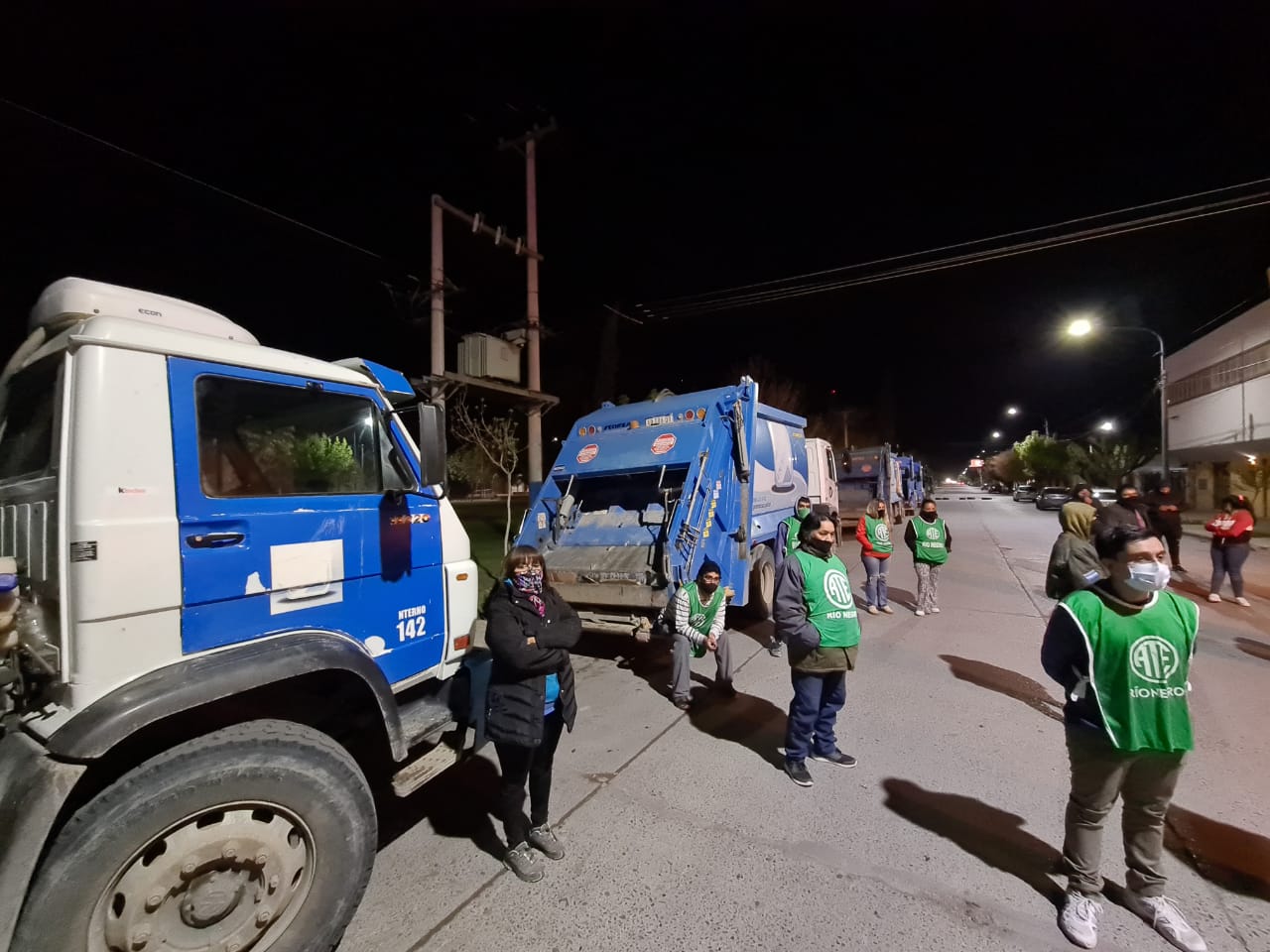 Urgente |  Por despidos arbitrarios ATE inmoviliza camiones recolectores de residuos en Roca