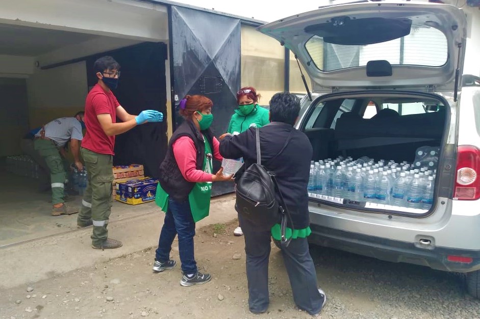 ATE lleva agua mineral y alimentos a los brigadistas de incendio en El Bolsón