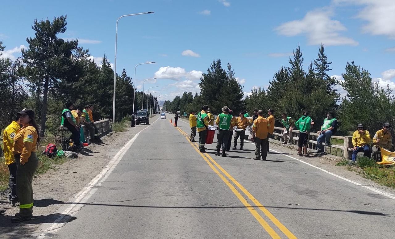 Brigadistas | ATE protestó en el camino al Aeropuerto Internacional de Bariloche