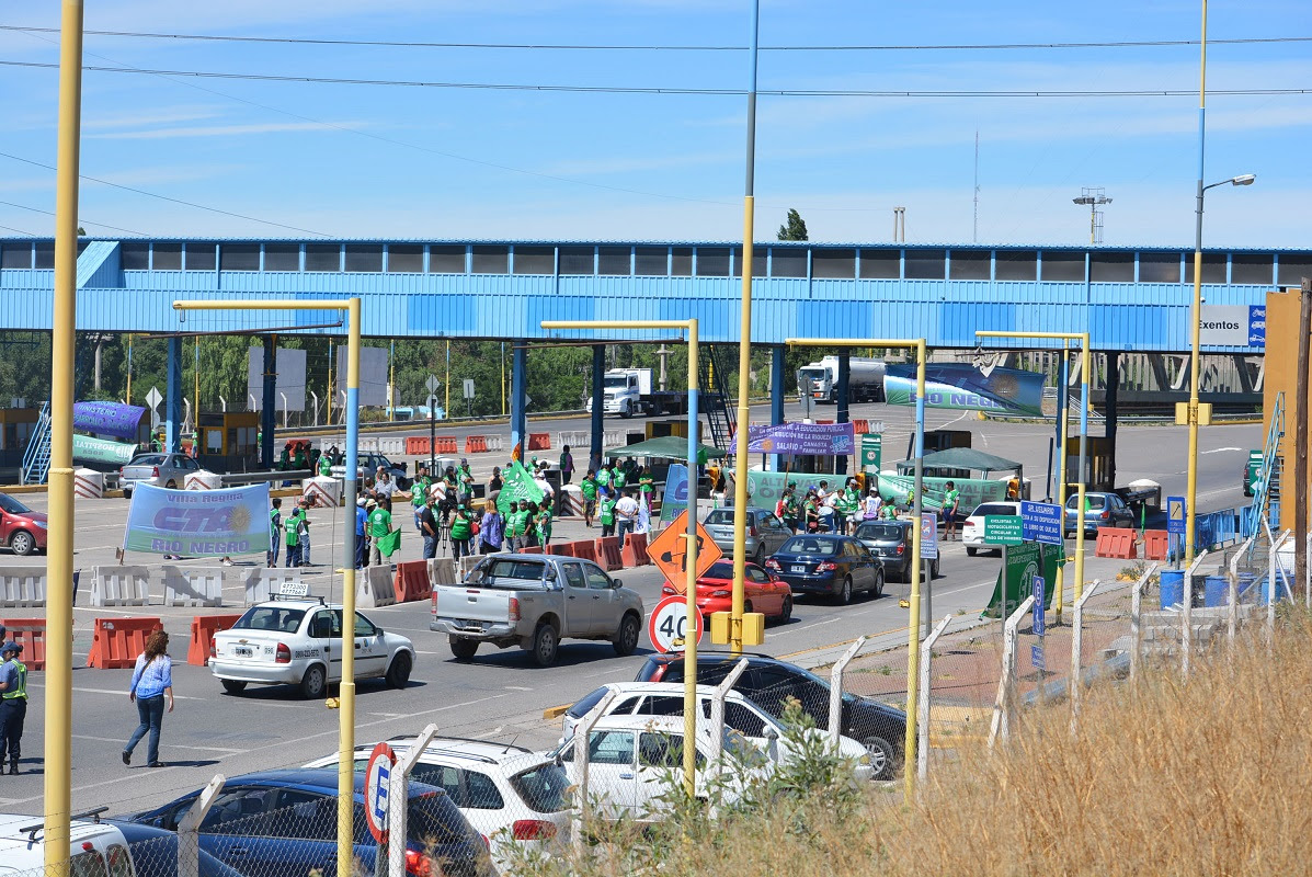 Salarios: desde las 09 horas, hoy ATE protesta en los puentes de Cipolletti-Neuquén en rechazo al 17% de aumento