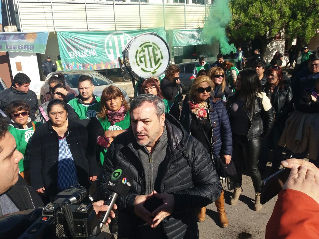 Educación: ATE protestó frente al Consejo Escolar en Viedma, demanda diálogo y planifica nuevas medidas