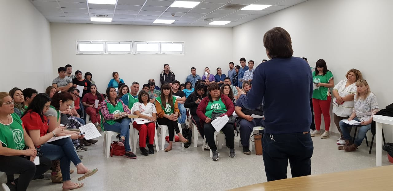 Allen |  Por gestión de ATE se realizó una charla sobre cobertura de seguro obligatorio en el Hospital