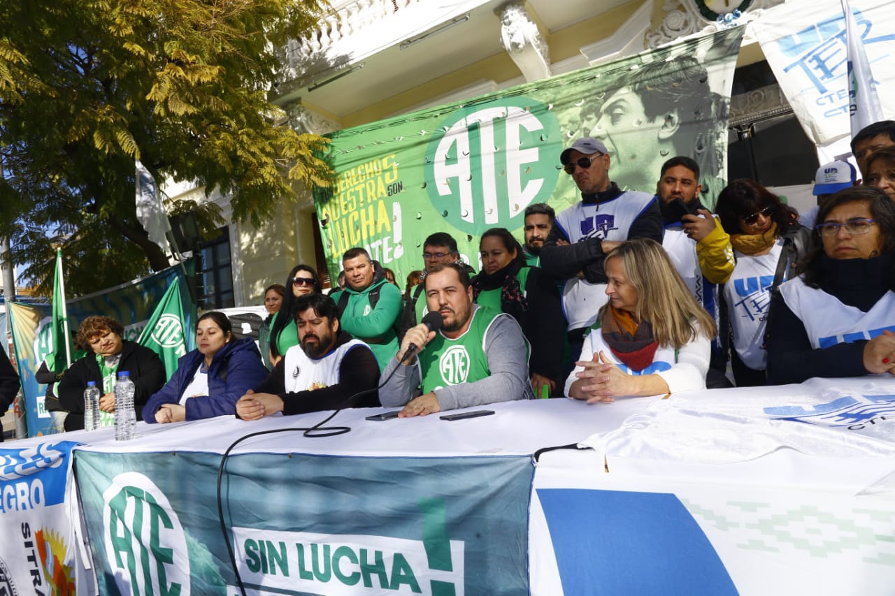 VIEDMA | ATE reclama aumento salarial con ollas populares en Casa de Gobierno
