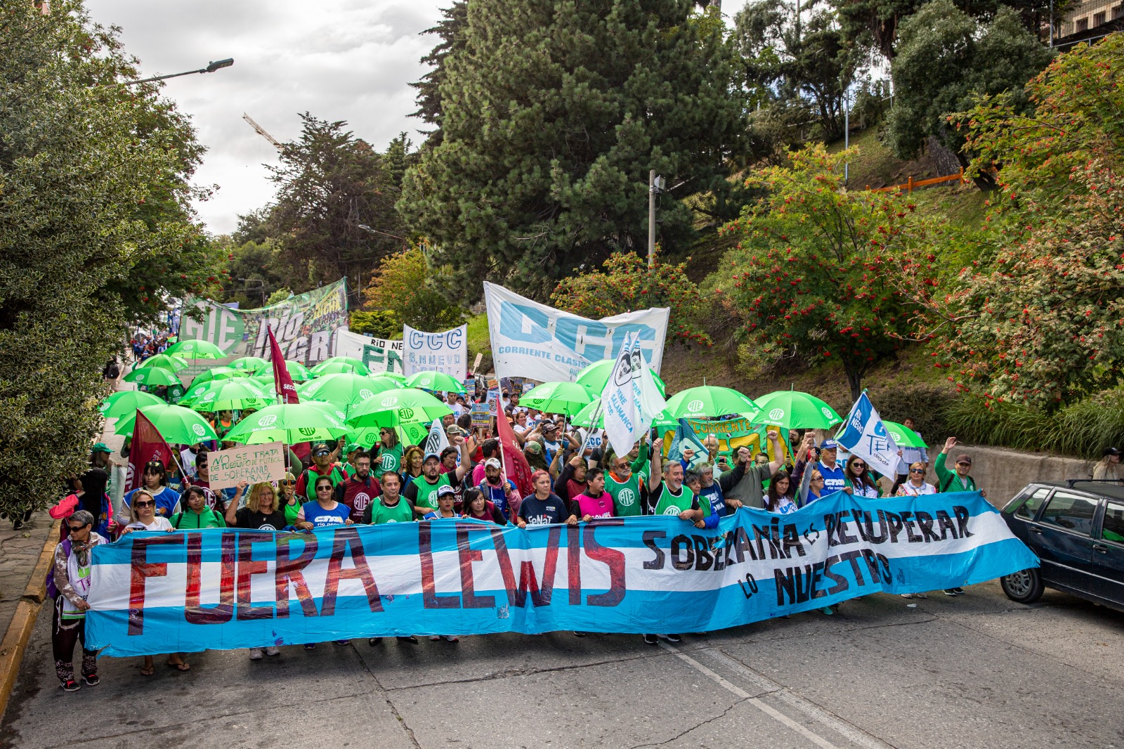 Lago Escondido | ATE, CTA Autónoma y una multitud marcharon por Bariloche y se dirigen ahora al Camino de Tacuifí