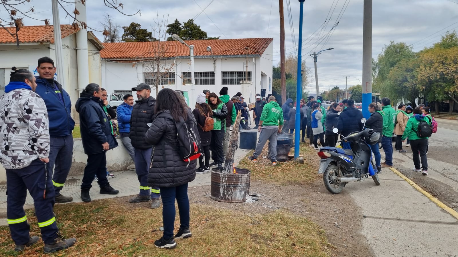 ATE protesta en Roca por despidos en Aguas Rionegrinas